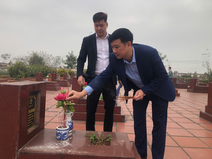 Lễ dâng hương, dâng hoa tại nghĩa trang liệt sĩ Phương Đình- Ảnh 2.