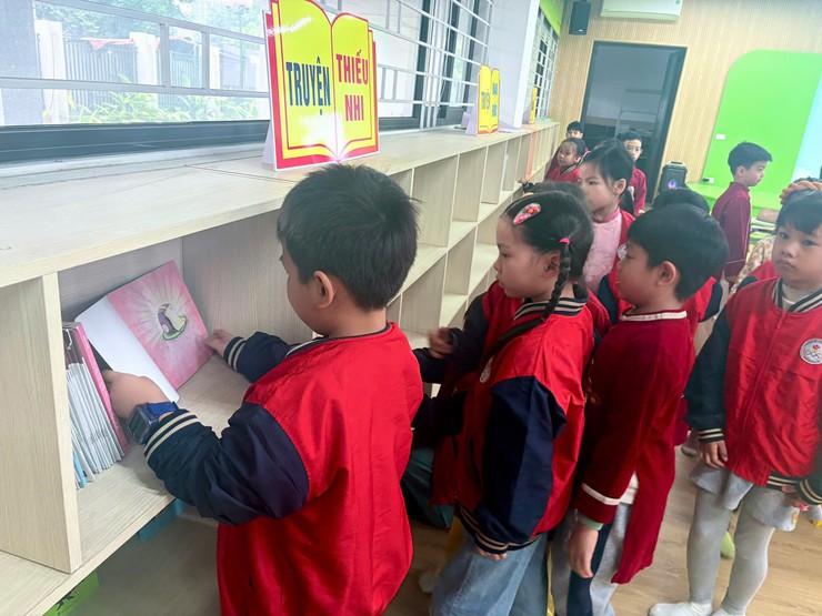 RÈN THÓI QUEN GỌN GÀNG, NGĂN NẮP CHO HỌC SINH LỚP 2 THÔNG QUA HOẠT ĐỘNG TRẢI NGHIỆM TẠI THƯ VIỆN
- Ảnh 2.