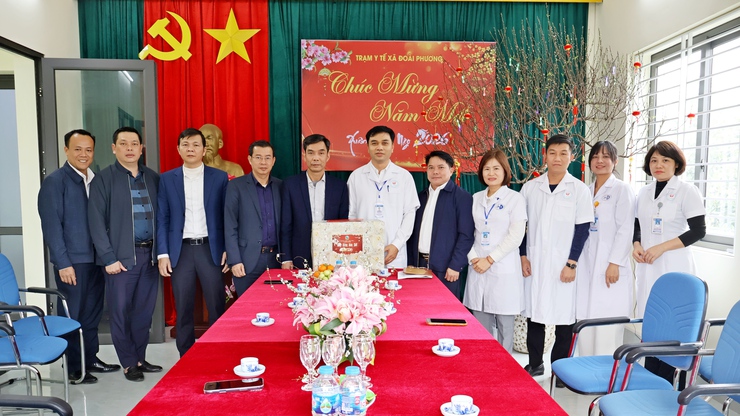 Lãnh đạo xã Đoài Phương thăm và chúc Tết các đơn vị duy trì thường xuyên ứng trực, thực hiện nhiệm vụ trong dịp Tết - Ảnh 3.