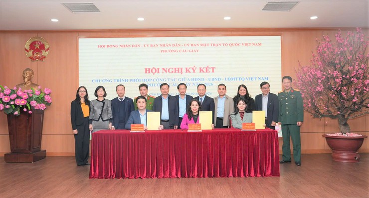 Thường trực HĐND - UBND - Ủy ban MTTQ phường Cầu Giấy ký kết chương trình phối hợp- Ảnh 2.