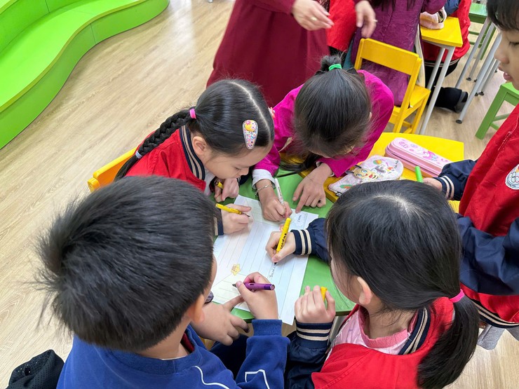 RÈN THÓI QUEN GỌN GÀNG, NGĂN NẮP CHO HỌC SINH LỚP 2 THÔNG QUA HOẠT ĐỘNG TRẢI NGHIỆM TẠI THƯ VIỆN
- Ảnh 3.