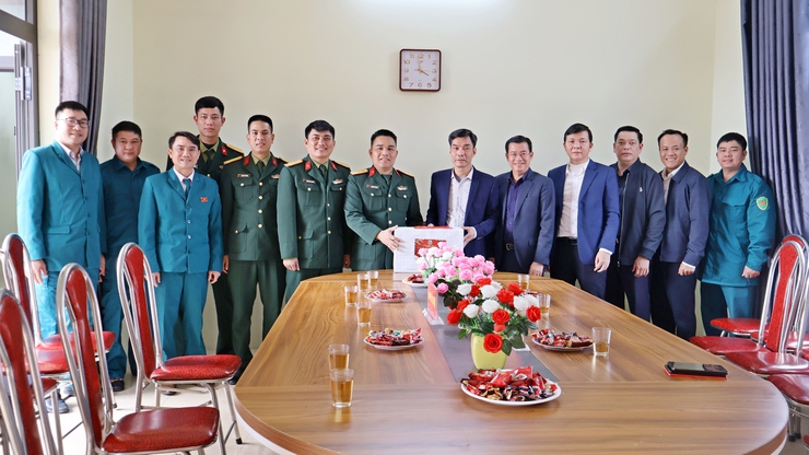 Lãnh đạo xã Đoài Phương thăm và chúc Tết các đơn vị duy trì thường xuyên ứng trực, thực hiện nhiệm vụ trong dịp Tết - Ảnh 2.