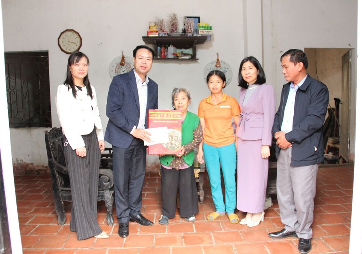 Chủ tịch UBND xã Hòa Lạc thăm, tặng quà các hộ khó khăn, yếu thế tại thôn 1- Ảnh 6.