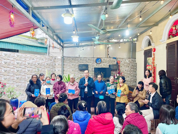 Ủy ban MTTQ Việt Nam phường Bạch Mai tổ chức Chương trình “Xuân nhân ái - Tết sẻ chia” tặng quà bệnh nhân tại Xóm Chạy Thận nhân dịp Tết Nguyên đán Bính Ngọ 2026.- Ảnh 3.