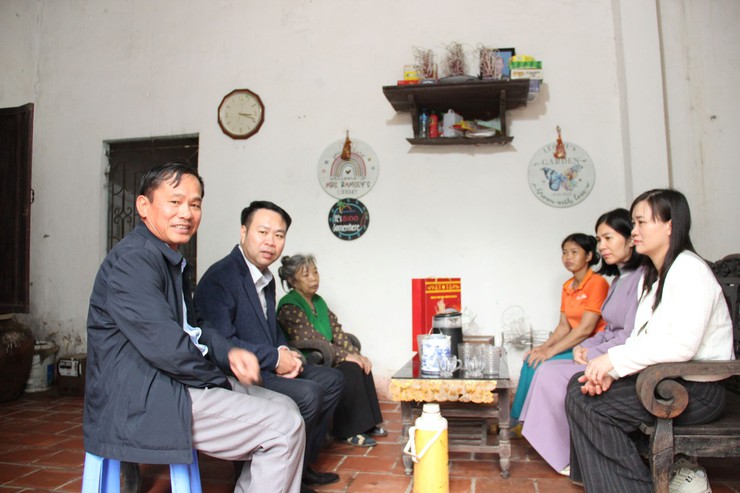 Chủ tịch UBND xã Hòa Lạc thăm, tặng quà các hộ khó khăn, yếu thế tại thôn 1- Ảnh 5.