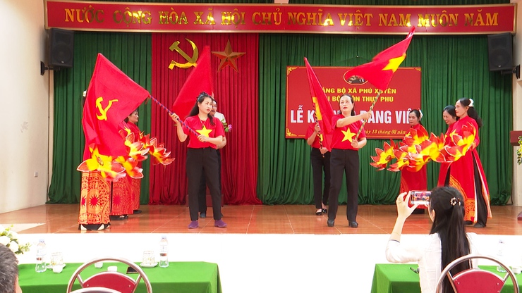 Kết nạp Đảng viên cho quần chúng ưu tú thôn Thụy Phú- Ảnh 1.