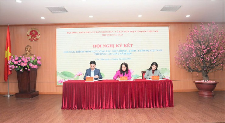 Thường trực HĐND - UBND - Ủy ban MTTQ phường Cầu Giấy ký kết chương trình phối hợp- Ảnh 1.