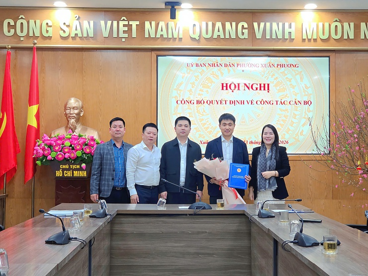 Phường Xuân Phương công bố quyết định bổ nhiệm Phó Chánh Văn phòng HĐND và UBND phường- Ảnh 1.