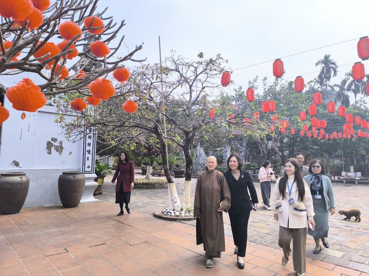 UBND phường Long Biên kiểm tra nếp sống văn minh tại các cơ sở thờ tự nhân dịp Tết Nguyên đán Bính Ngọ 2026- Ảnh 3.