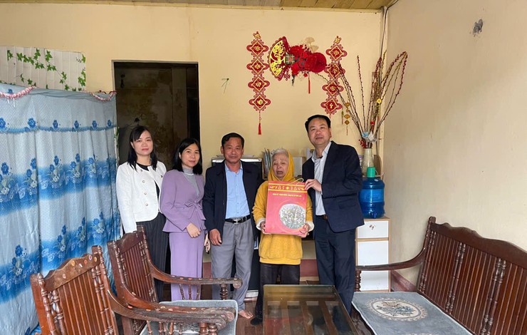 Chủ tịch UBND xã Hòa Lạc thăm, tặng quà các hộ khó khăn, yếu thế tại thôn 1- Ảnh 3.