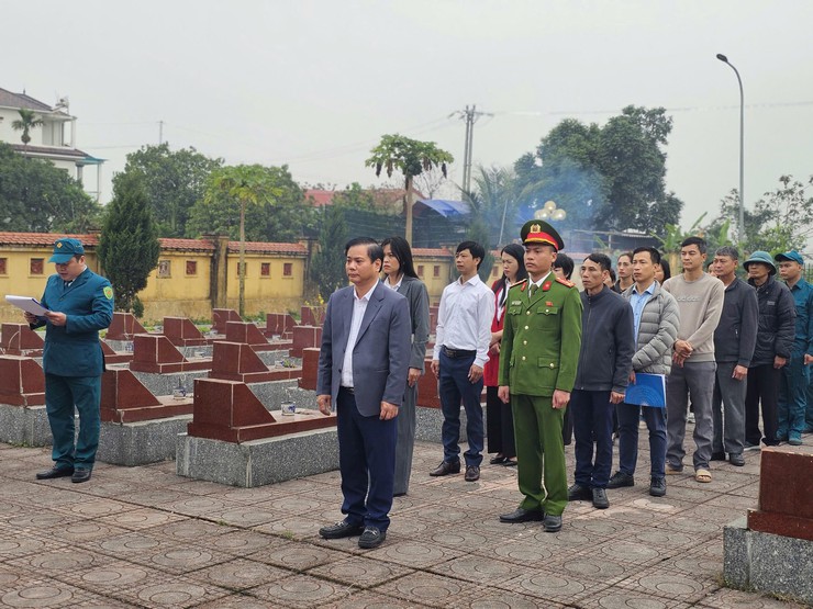 CÁC ĐỒNG CHÍ LÃNH ĐẠO XÃ VIẾNG NGHĨA TRANG LIỆT SỸ NHÂN DỊP TẾT NGUYÊN ĐÁN BÍNH NGỌ 2026- Ảnh 4.