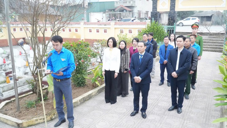 CÁC ĐỒNG CHÍ LÃNH ĐẠO XÃ VIẾNG NGHĨA TRANG LIỆT SỸ NHÂN DỊP TẾT NGUYÊN ĐÁN BÍNH NGỌ 2026- Ảnh 1.