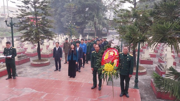 CÁC ĐỒNG CHÍ LÃNH ĐẠO XÃ VIẾNG NGHĨA TRANG LIỆT SỸ NHÂN DỊP TẾT NGUYÊN ĐÁN BÍNH NGỌ 2026- Ảnh 2.