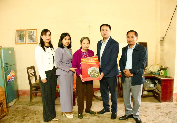 Chủ tịch UBND xã Hòa Lạc thăm, tặng quà các hộ khó khăn, yếu thế tại thôn 1- Ảnh 4.