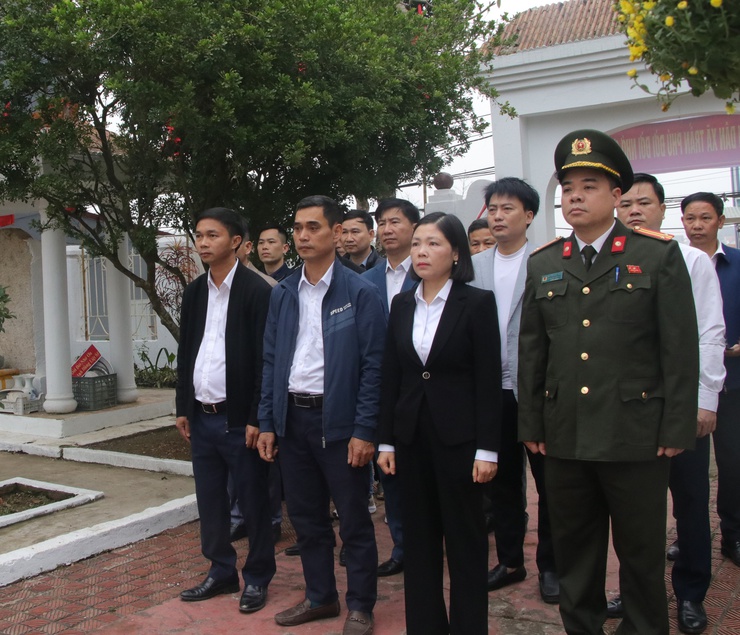 Đảng ủy, HĐND, UBND, Ủy ban Mặt trận Tổ quốc xã Trần Phú đã tổ chức Lễ viếng tại 04 nghĩa trang Liệt sỹ xã- Ảnh 4.