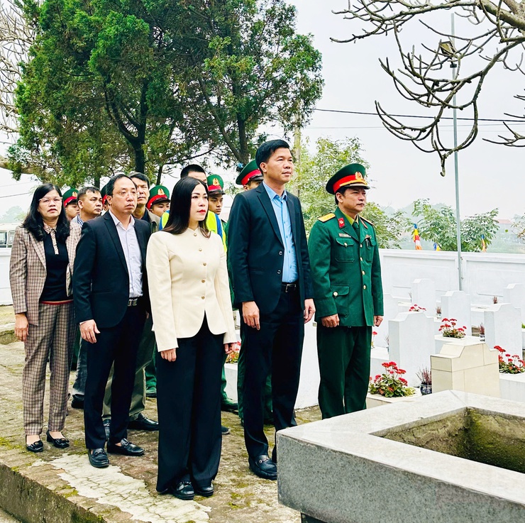 Đảng ủy, HĐND, UBND, Ủy ban Mặt trận Tổ quốc xã Trần Phú đã tổ chức Lễ viếng tại 04 nghĩa trang Liệt sỹ xã- Ảnh 1.