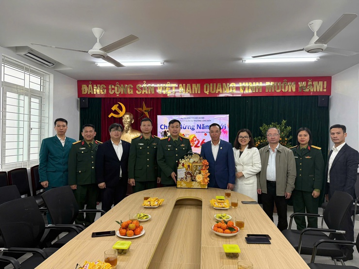 Phường Long Biên chúc Tết Nguyên đán Bính Ngọ 2026 các đơn vị trên địa bàn- Ảnh 1.