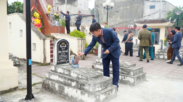 XÃ ỨNG THIÊN DÂNG HƯƠNG TƯỞNG NIỆM CÁC ANH HÙNG LIỆT SĨ NHÂN DỊP TẾT NGUYÊN ĐÁN BÍNH NGỌ 2026- Ảnh 12.