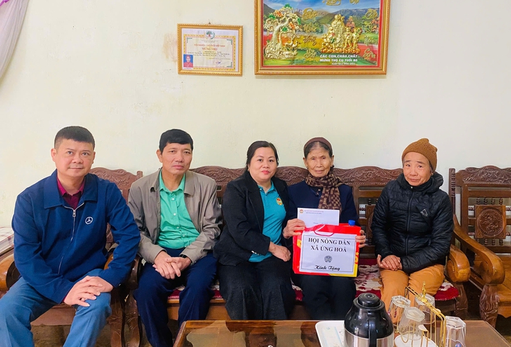 HỘI NÔNG DÂN XÃ ỨNG HÒA TRAO TẶNG QUÀ TẾT TẠI CÁC HỘI VIÊN CÓ HOÀN CẢNH KHÓ KHĂN- Ảnh 1.