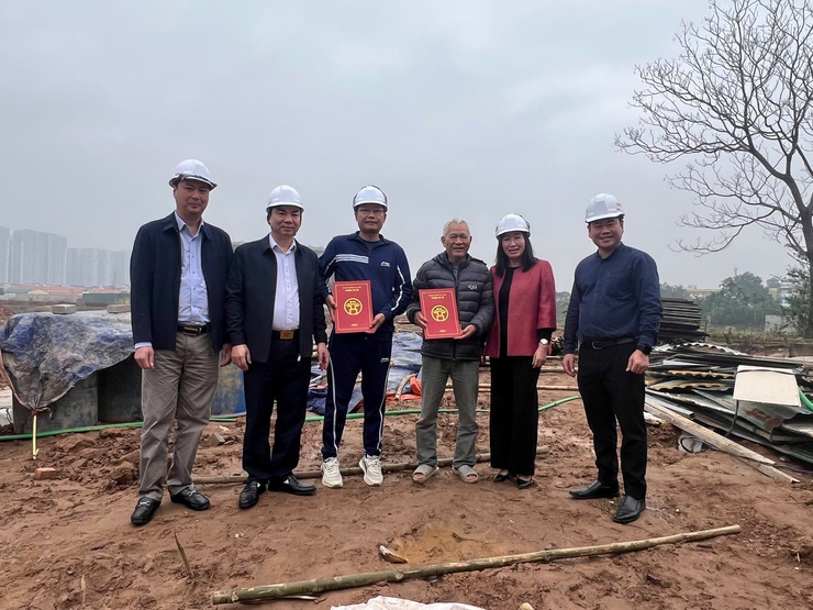 LÃNH ĐẠO PHƯỜNG TÂY MỖ KIỂM TRA TIẾN ĐỘ VÀ ĐỘNG VIÊN ĐƠN VỊ THI CÔNG DỰ ÁN ĐƯỜNG 70- Ảnh 6.