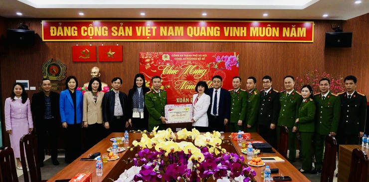 Lãnh đạo phường thăm, động viên, chúc Tết các đơn vị làm nhiệm vụ phục vụ Tết trên địa bàn- Ảnh 2.