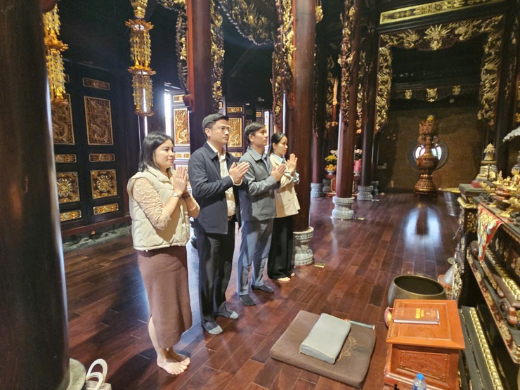 Hướng về cội nguồn: Tặng quà Tết tại Di tích Lịch sử - Văn hóa trên địa bàn xã Bình Minh- Ảnh 1.