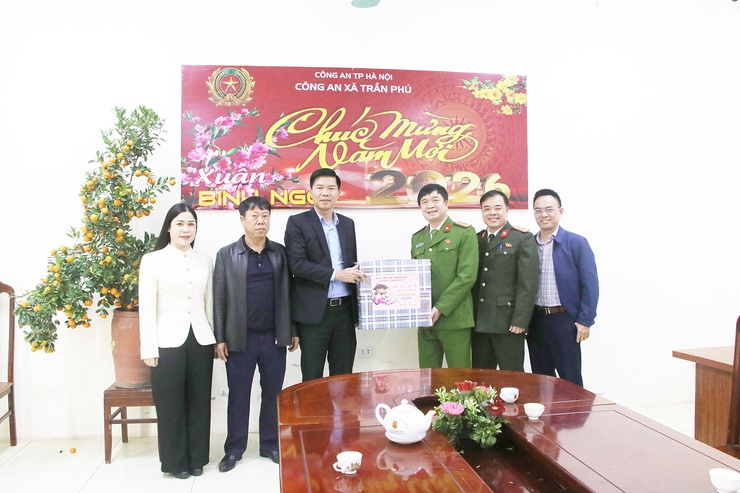 Đảng ủy, HĐND, UBND, Ủy ban MTTQ Việt Nam xã thăm, chúc Tết các đơn vị trực dịp Tết Nguyên Đán- Ảnh 1.