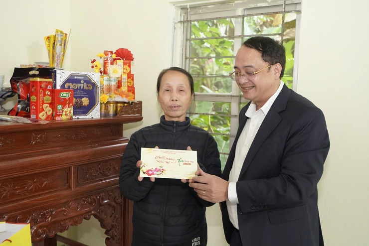 Lãnh đạo xã Chuyên Mỹ thăm, tặng quà tết mái ấm La Vang, hộ bà Phạm Thị Huyền- Ảnh 4.