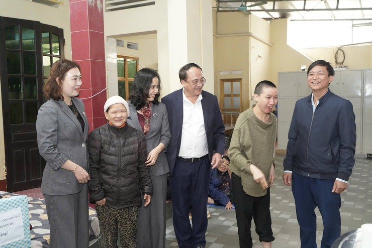 Lãnh đạo xã Chuyên Mỹ thăm, tặng quà tết mái ấm La Vang, hộ bà Phạm Thị Huyền- Ảnh 2.