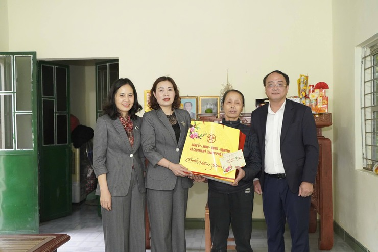 Lãnh đạo xã Chuyên Mỹ thăm, tặng quà tết mái ấm La Vang, hộ bà Phạm Thị Huyền- Ảnh 3.