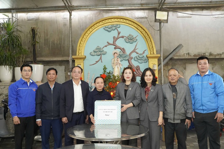 Lãnh đạo xã Chuyên Mỹ thăm, tặng quà tết mái ấm La Vang, hộ bà Phạm Thị Huyền- Ảnh 1.