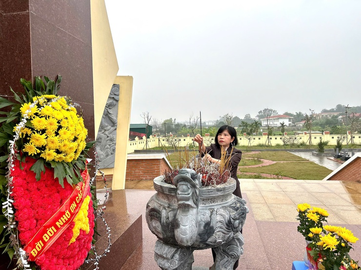 Lãnh đạo xã Phúc Lộc dâng hương tưởng niệm các anh hùng Liệt sĩ nhân dịp Tết Nguyên đán Bính Ngọ 2026- Ảnh 5.