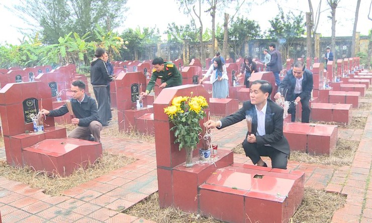 Lãnh đạo xã Phúc Lộc dâng hương tưởng niệm các anh hùng Liệt sĩ nhân dịp Tết Nguyên đán Bính Ngọ 2026- Ảnh 2.