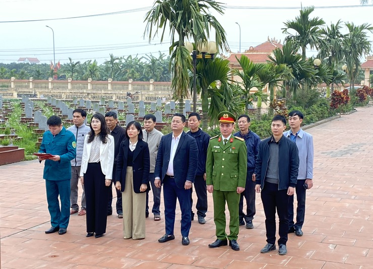 Lãnh đạo xã Phúc Lộc dâng hương tưởng niệm các anh hùng Liệt sĩ nhân dịp Tết Nguyên đán Bính Ngọ 2026- Ảnh 6.