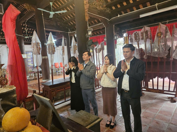 Hướng về cội nguồn: Tặng quà Tết tại Di tích Lịch sử - Văn hóa trên địa bàn xã Bình Minh- Ảnh 5.