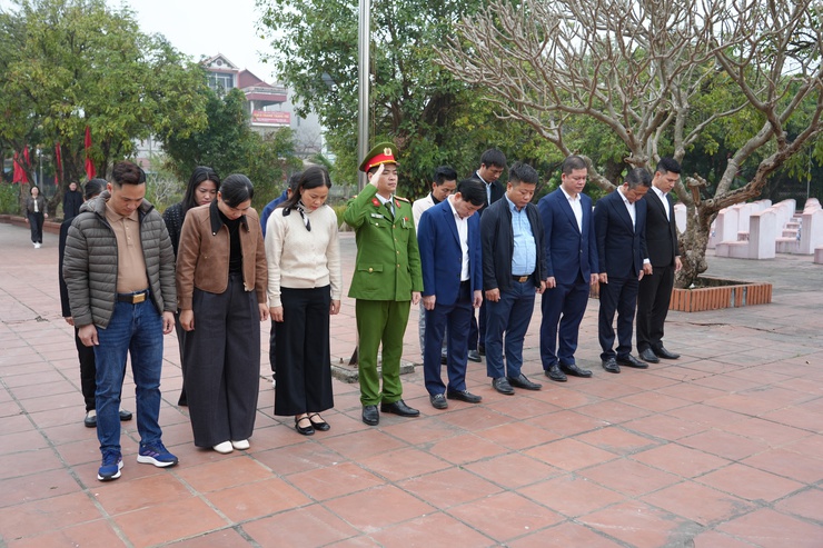 Bí thư Đảng ủy xã Nguyễn Tiến Toàn dâng hương, dâng hoa tại Nghĩa trang liệt sĩ Thọ Xuân - Thọ An- Ảnh 1.