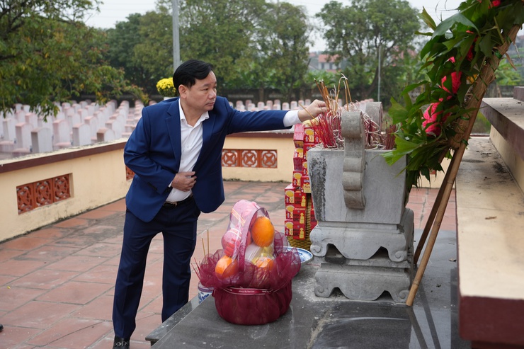 Bí thư Đảng ủy xã Nguyễn Tiến Toàn dâng hương, dâng hoa tại Nghĩa trang liệt sĩ Thọ Xuân - Thọ An- Ảnh 2.