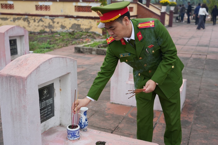 Bí thư Đảng ủy xã Nguyễn Tiến Toàn dâng hương, dâng hoa tại Nghĩa trang liệt sĩ Thọ Xuân - Thọ An- Ảnh 4.