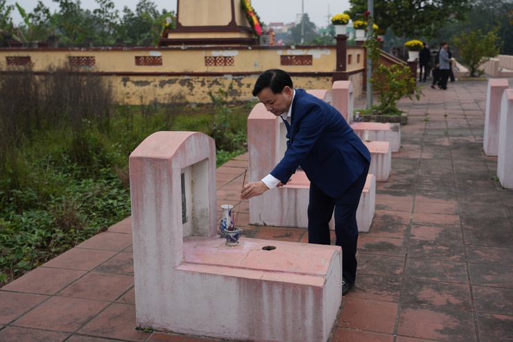 Bí thư Đảng ủy xã Nguyễn Tiến Toàn dâng hương, dâng hoa tại Nghĩa trang liệt sĩ Thọ Xuân - Thọ An- Ảnh 3.