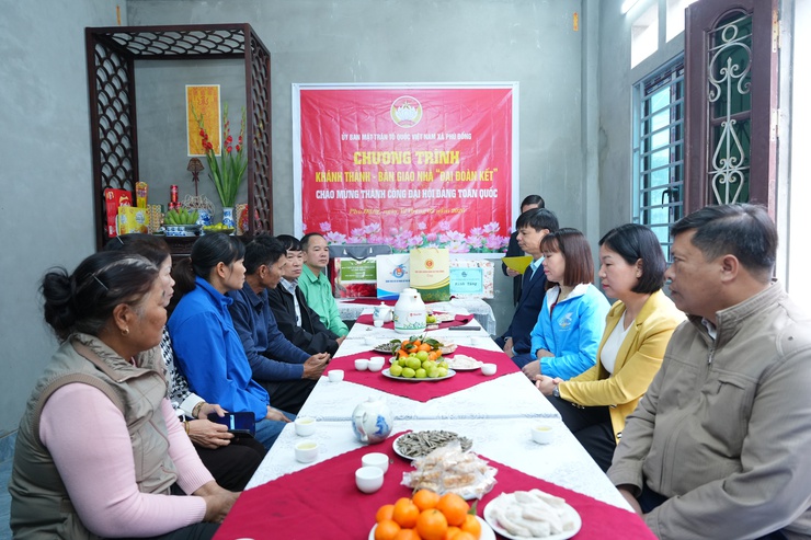 ỦY BAN MTTQ VIỆT NAM XÃ PHÙ ĐỔNG BÀN GIAO NHÀ ĐẠI ĐOÀN KẾT CHÀO MỪNG THÀNH CÔNG ĐẠI HỘI ĐẢNG TOÀN QUỐC - Ảnh 1.
