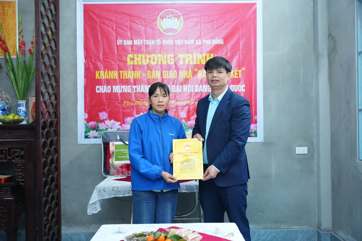 ỦY BAN MTTQ VIỆT NAM XÃ PHÙ ĐỔNG BÀN GIAO NHÀ ĐẠI ĐOÀN KẾT CHÀO MỪNG THÀNH CÔNG ĐẠI HỘI ĐẢNG TOÀN QUỐC - Ảnh 2.