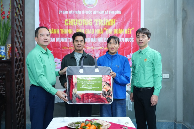 ỦY BAN MTTQ VIỆT NAM XÃ PHÙ ĐỔNG BÀN GIAO NHÀ ĐẠI ĐOÀN KẾT CHÀO MỪNG THÀNH CÔNG ĐẠI HỘI ĐẢNG TOÀN QUỐC - Ảnh 3.