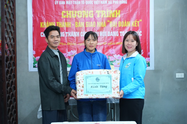 ỦY BAN MTTQ VIỆT NAM XÃ PHÙ ĐỔNG BÀN GIAO NHÀ ĐẠI ĐOÀN KẾT CHÀO MỪNG THÀNH CÔNG ĐẠI HỘI ĐẢNG TOÀN QUỐC - Ảnh 4.