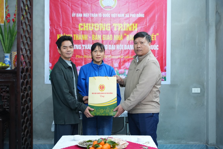 ỦY BAN MTTQ VIỆT NAM XÃ PHÙ ĐỔNG BÀN GIAO NHÀ ĐẠI ĐOÀN KẾT CHÀO MỪNG THÀNH CÔNG ĐẠI HỘI ĐẢNG TOÀN QUỐC - Ảnh 5.