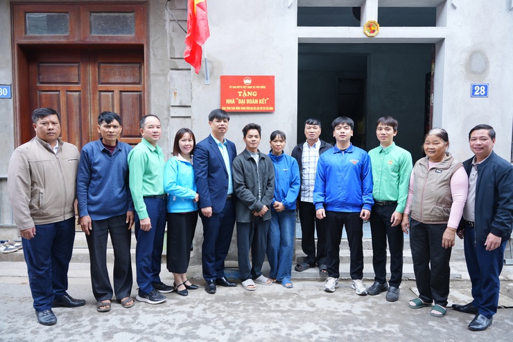 ỦY BAN MTTQ VIỆT NAM XÃ PHÙ ĐỔNG BÀN GIAO NHÀ ĐẠI ĐOÀN KẾT CHÀO MỪNG THÀNH CÔNG ĐẠI HỘI ĐẢNG TOÀN QUỐC - Ảnh 9.