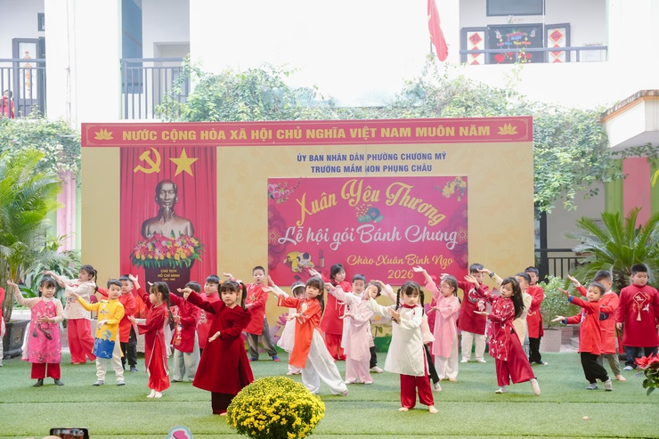 Lễ hội gói bánh chưng mang “Xuân yêu thương” đến học sinh Trường Mầm non Phụng Châu- Ảnh 4.