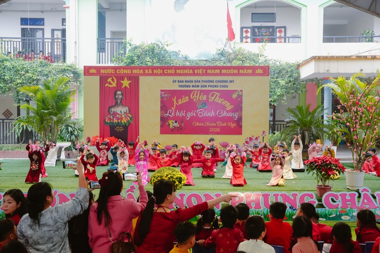 Lễ hội gói bánh chưng mang “Xuân yêu thương” đến học sinh Trường Mầm non Phụng Châu- Ảnh 6.