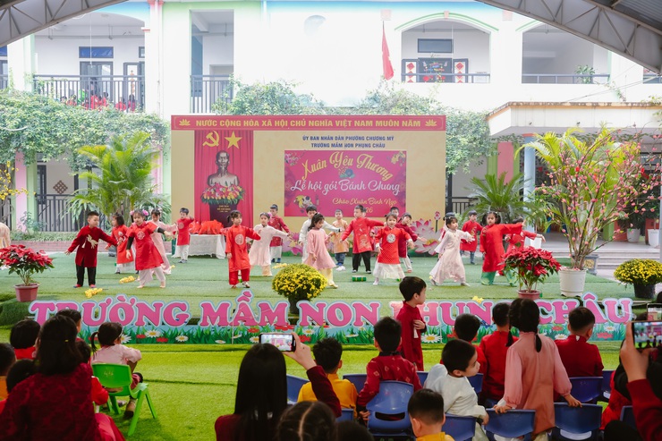 Lễ hội gói bánh chưng mang “Xuân yêu thương” đến học sinh Trường Mầm non Phụng Châu- Ảnh 2.