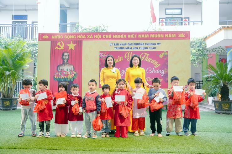 Lễ hội gói bánh chưng mang “Xuân yêu thương” đến học sinh Trường Mầm non Phụng Châu- Ảnh 9.