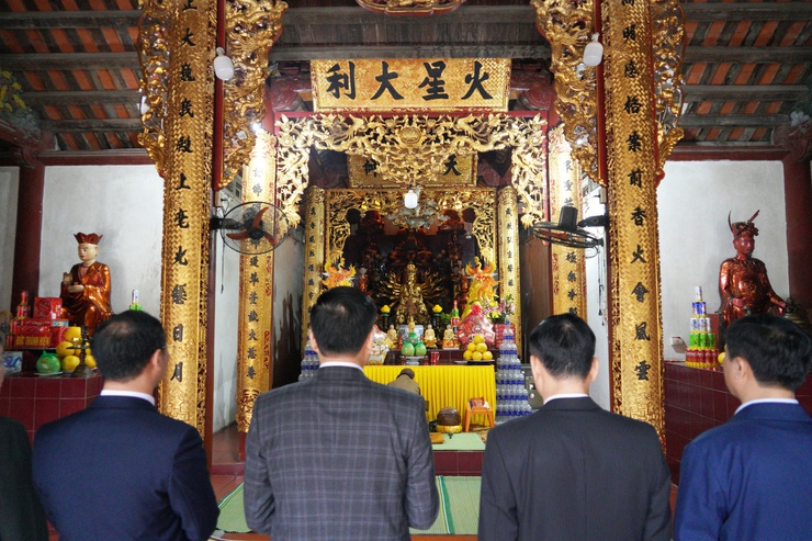 Chủ tịch UBND phường Chương Mỹ - Trịnh Duy Oai dâng hương tại một số cơ sở tín ngưỡng tôn giáo; thăm và tặng quà Ban Chỉ huy Quân sự phường- Ảnh 1.